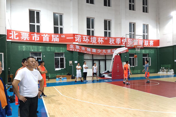 “一諾環(huán)境杯”秋季快樂籃球聯(lián)賽火熱激戰(zhàn)中 “一諾環(huán)境杯”秋季快樂籃球聯(lián)賽火熱激戰(zhàn)中