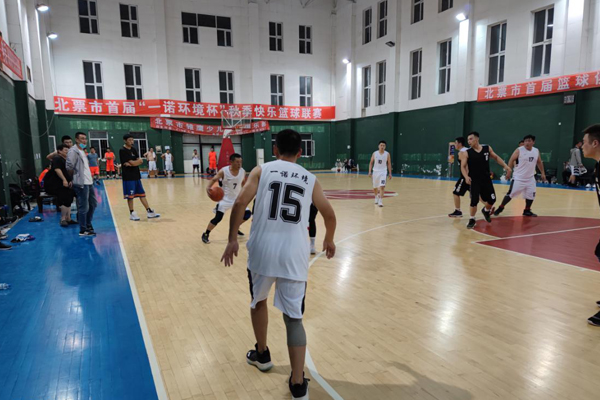 “一諾環(huán)境杯”秋季快樂籃球聯(lián)賽火熱激戰(zhàn)中 “一諾環(huán)境杯”秋季快樂籃球聯(lián)賽火熱激戰(zhàn)中